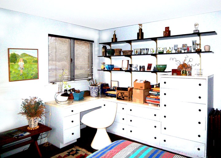 Kalin house, L-shaped work space in one bedroom