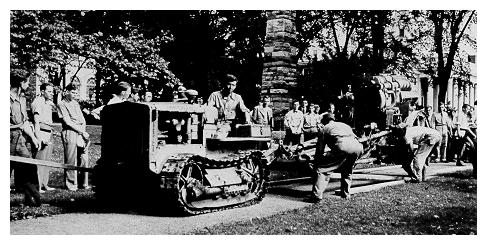 old black and white photograph of workersRemoving a World War I-era howitzer from Old Main lawn
